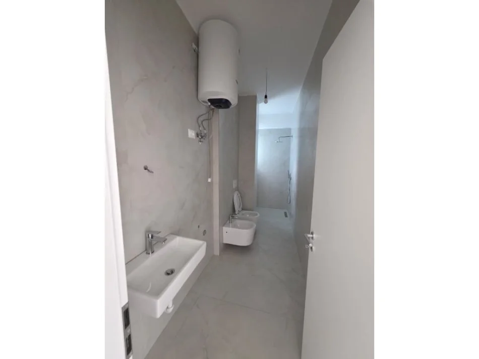 Tirane, shitet apartament 1+1+Ballkon Kati 1, 60 m² 90.000 € (Fresku)