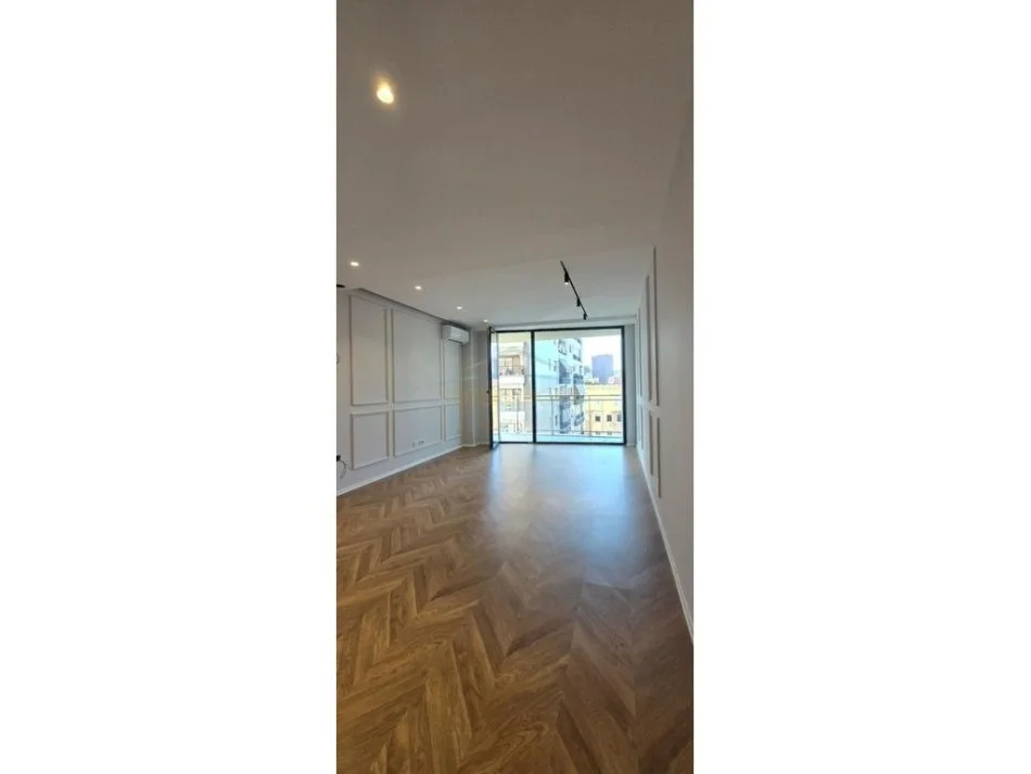 Tirane, jepet me qera ambjent biznesi Kati 3, 116 m² 1.300 € (Mine Peza)