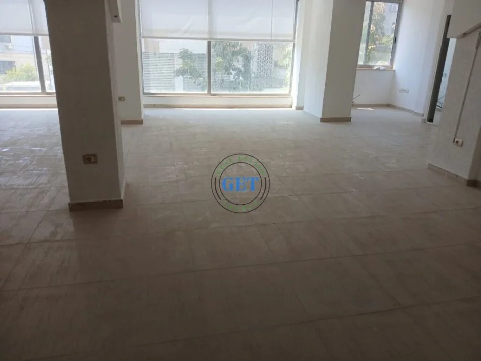 Durres, jepet me qera ambjent biznesi Kati 2, 110 m² 600 € (Drejtoria Policise)