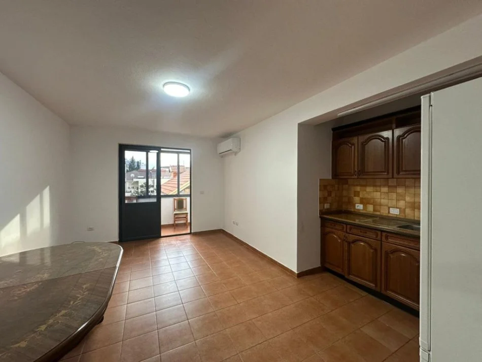 Tirane, jepet me qera apartament 2+1 Kati 3, 80 m² 601 € (prane xhamis se tabakeve)