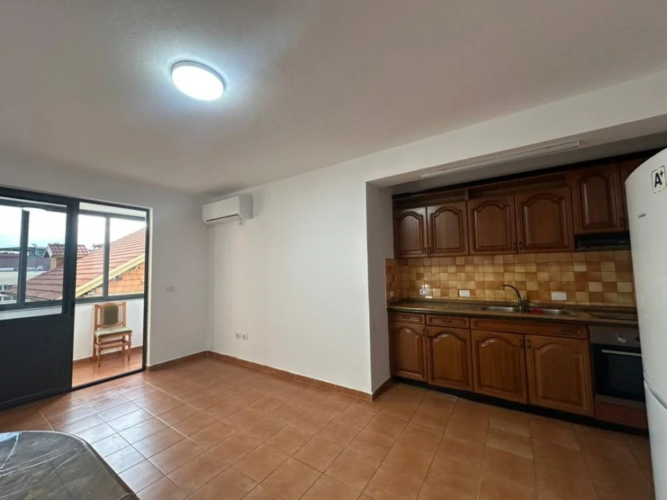 Tirane, jepet me qera apartament 2+1 Kati 3, 80 m² 601 € (prane xhamis se tabakeve)