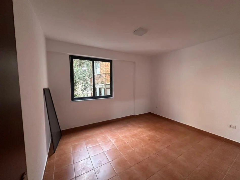 Tirane, jepet me qera apartament 2+1 Kati 3, 80 m² 601 € (prane xhamis se tabakeve)