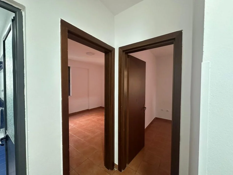 Tirane, jepet me qera apartament 2+1 Kati 3, 80 m² 601 € (prane xhamis se tabakeve)