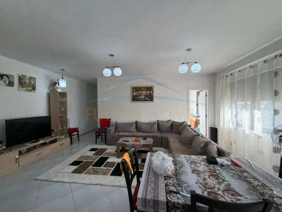 Tirane, shitet apartament 2+1+Ballkon Kati 4, 106 m² 208.000 € (Ish Tregu Elektrik)