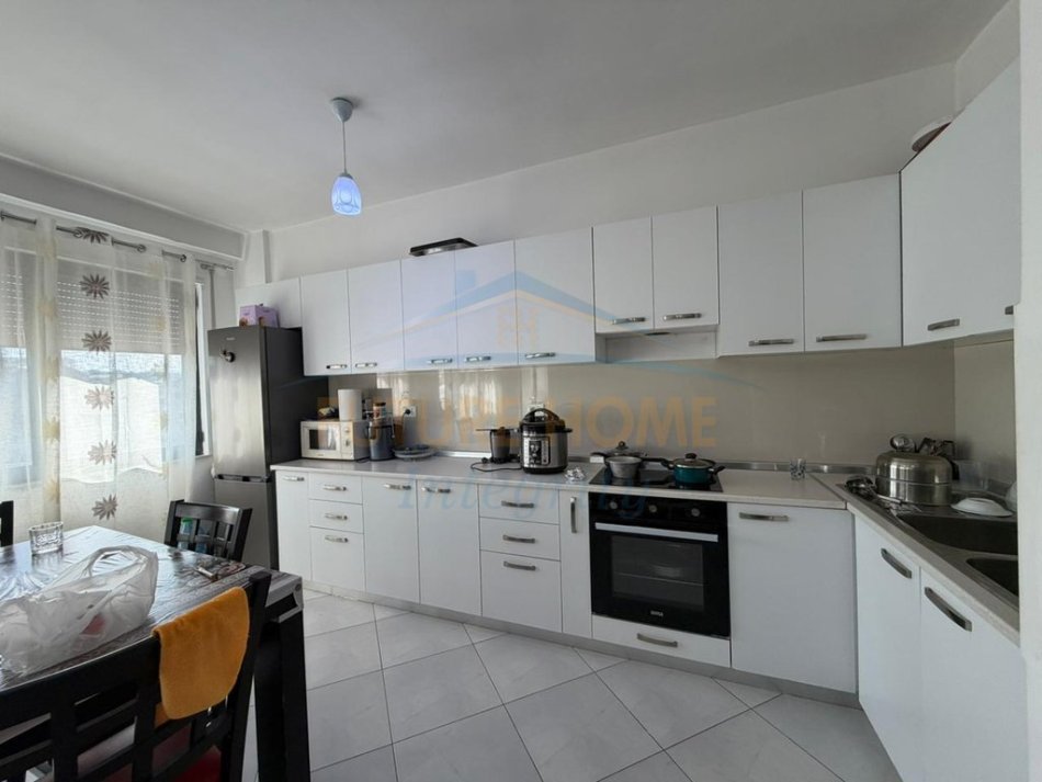 Tirane, shes apartament 2+1+Ballkon Kati 4, 106 m² 208.000 € (Rr. Todi Shkurti)