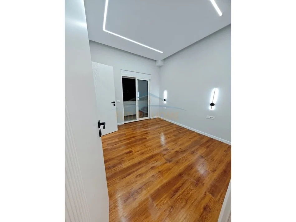 Durres, shitet apartament 2+1+Ballkon Kati 4, 73 m² 160.000 € (Bulevardi kryesor)