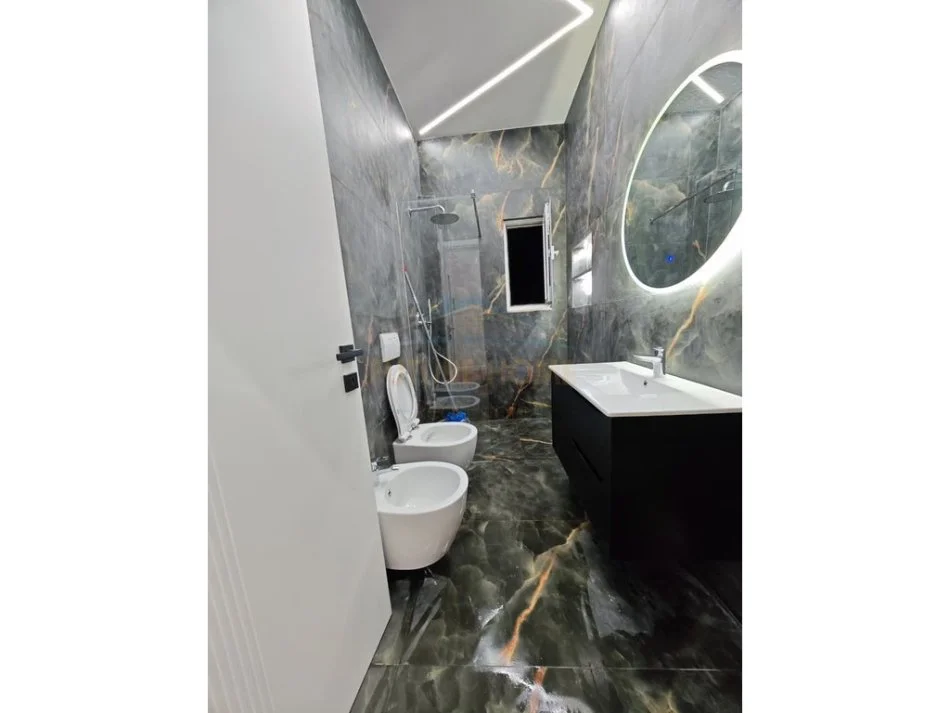 Durres, shitet apartament 2+1+Ballkon Kati 4, 73 m² 160.000 € (Bulevardi kryesor)