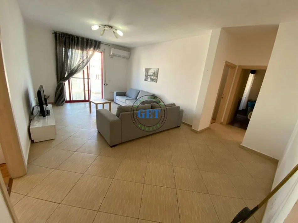 Durres, jepet me qera apartament 2+1+Ballkon Kati 10, 110 m² 500 € (Gjykata, Durres)