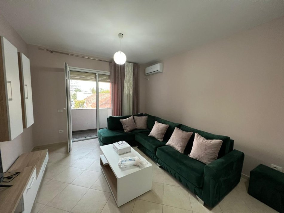 Tirane, jepet me qera 2+1 Kati 3, 80 m² 650 € (rruga 5 maji)