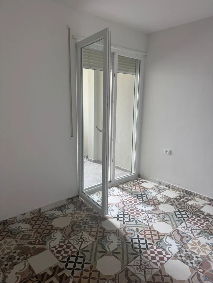 Tirane, jepet me qera apartament 1+1+Ballkon Kati 11, 70 m² 350 € (rruga Bedri Karapici)
