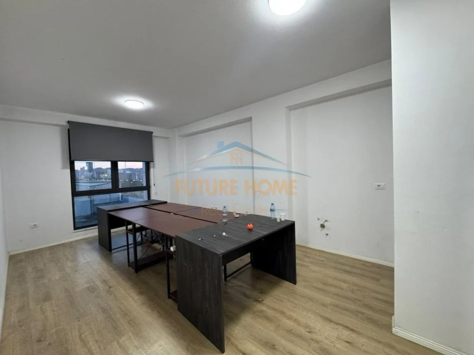 Tirane, jepet me qera ambjent biznesi Kati 3, 68 m² 600 € (BULEVARDI I RI)