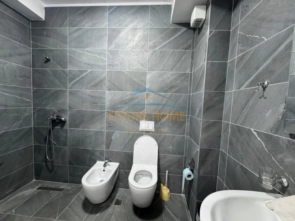 Tirane, jepet me qera ambjent biznesi Kati 3, 68 m² 600 € (BULEVARDI I RI)