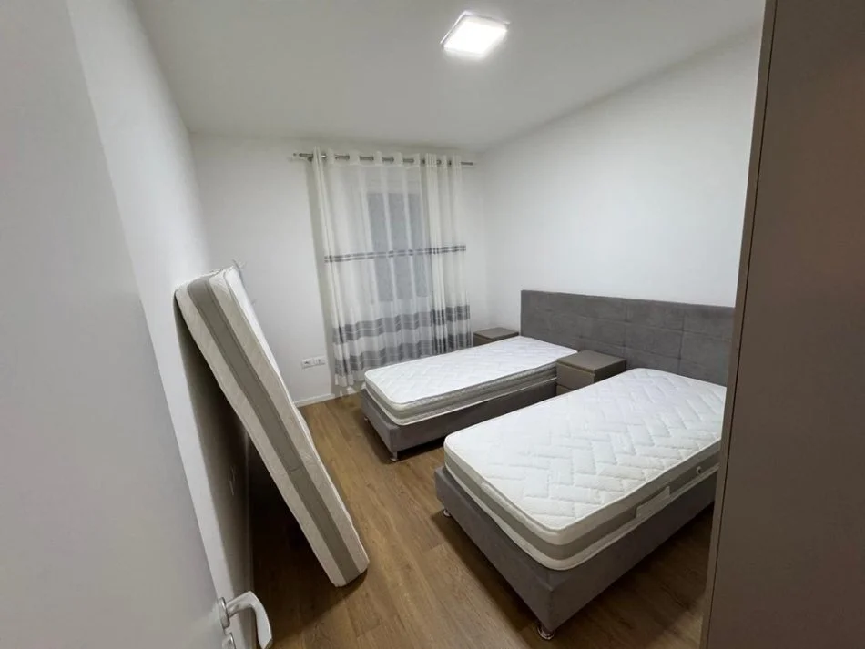 Tirane, jepet me qera apartament 2+1+Ballkon Kati 2, 111 m² 700 € 