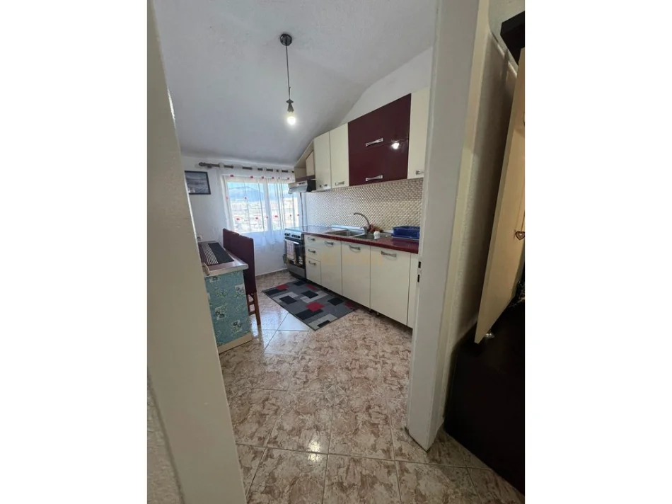 Tirane, jepet me qera apartament 3+1 Kati 5, 91 m² 480 € (laprake)