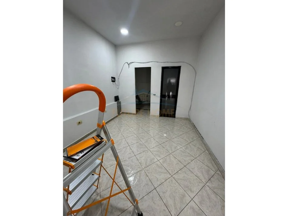Tirane, jepet me qera ambjent biznesi Kati 0, 53 m² 300 € 