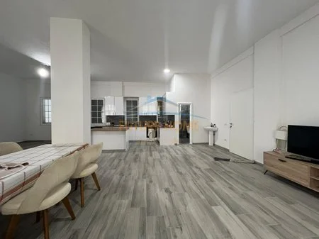 Tirane, jepet me qera apartament 4+1 Kati 4, 250 m² 1.500 € 