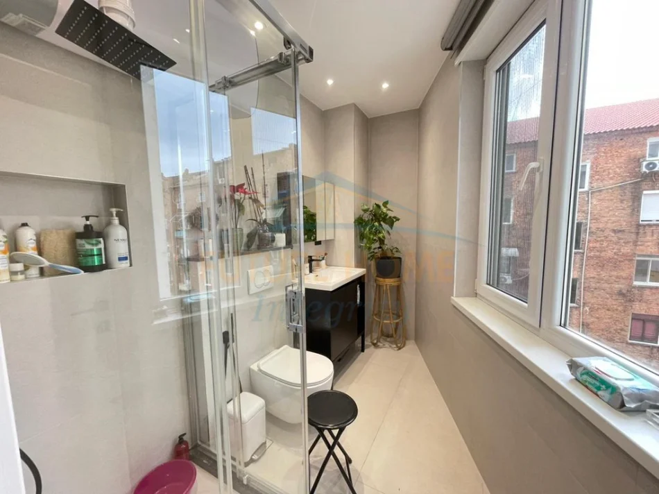 Tirane, jepet me qera apartament 2+1 , 1.400 € (Shallvaret)