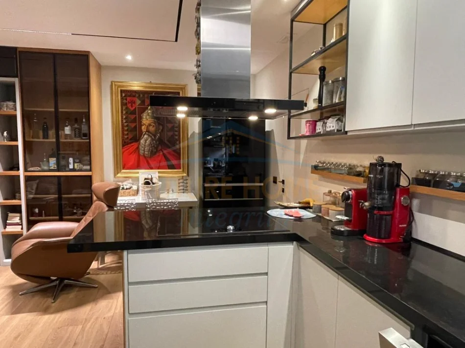 Tirane, jepet me qera apartament 2+1 , 1.400 € (Shallvaret)