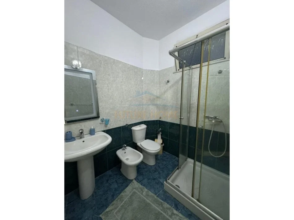 Tirane, jepet me qera apartament 1+1 Kati 2, 70 m² 650 € (Rruga e Barrikadave)