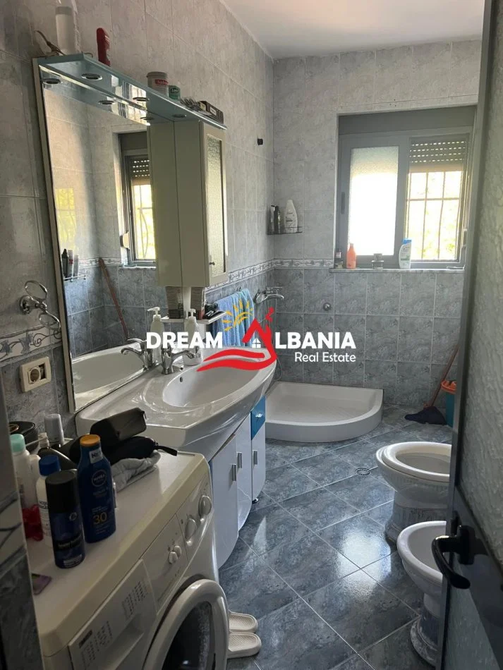 Tirane, jepet me qera apartament 3+1 Kati 3, 160 m² 550 € (Vilat Amerikane)