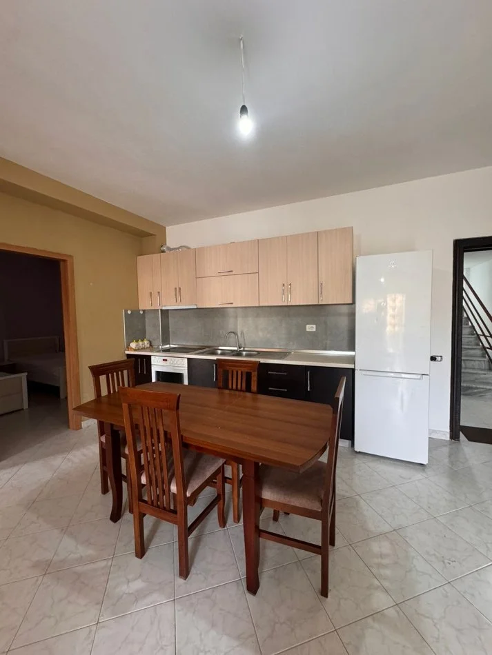 Durres, jepet me qera apartament 2+1 Kati 2, 90 m² 300 € (Golem)