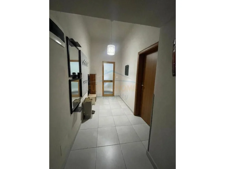 Tirane, jepet me qera apartament 1+1 Kati 6, 45 m² 415 € (Bllok)