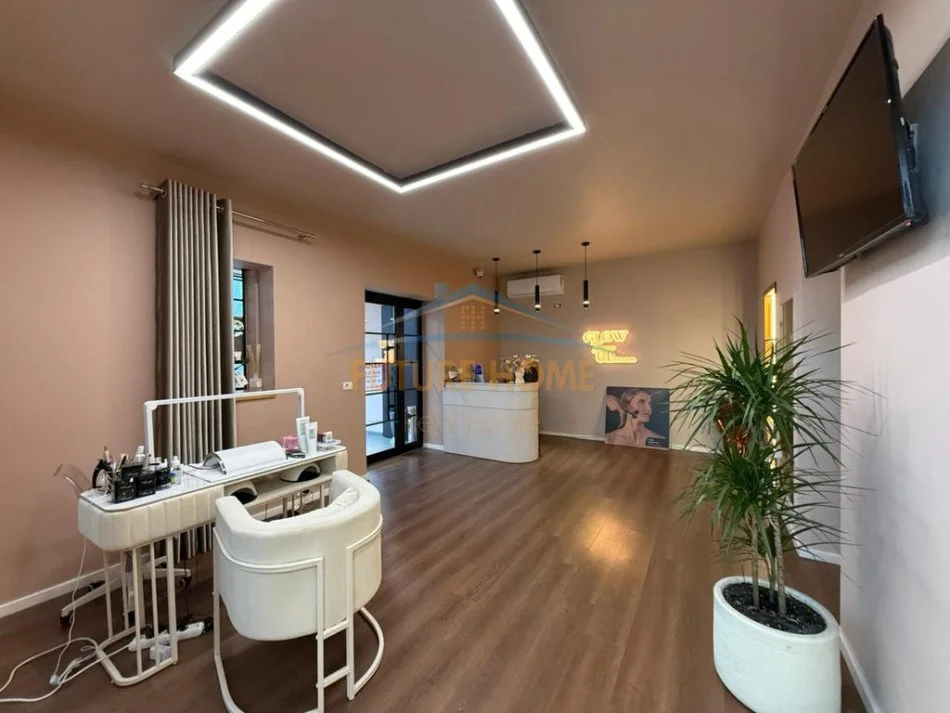 Tirane, shitet dyqan Kati 0, 115 m² (Komuna e Parisit)