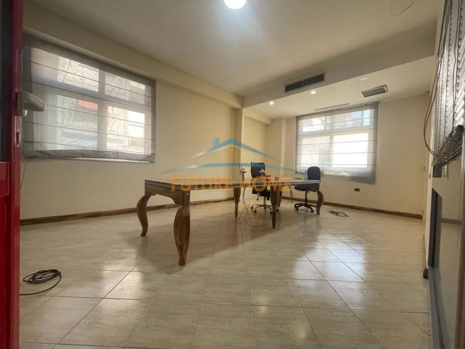 Tirane, shitet apartament 3+1+2 Kati 1, 137 m² 240.000 € (Mine Peza)