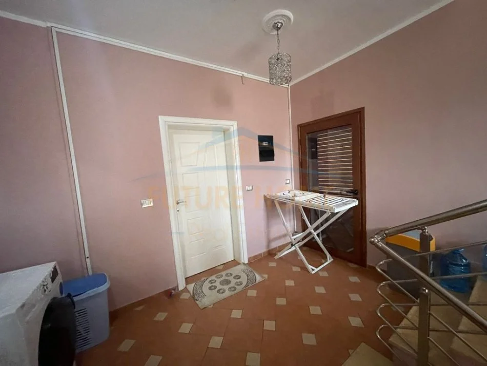 Tirane, shitet Vile 4+1+Aneks+Ballkon Kati 0, 400 m² 480.000 € 