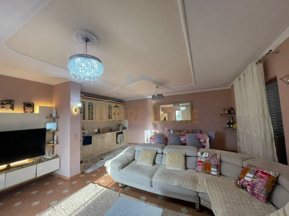 Tirane, shitet Vile 4+1+Aneks+Ballkon Kati 0, 400 m² 480.000 € 