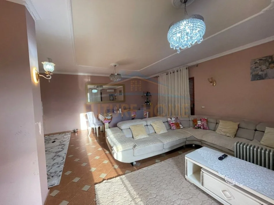Tirane, shitet Vile 4+1+Aneks+Ballkon Kati 0, 400 m² 480.000 € 