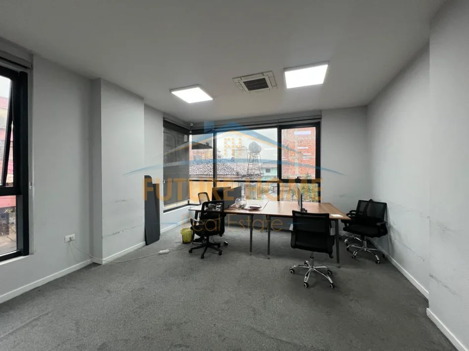Tirane, jepet me qera zyre + 2 Poste PArkimi Kati 2, 452 m² 5.000 € (Rruga Hoxha Tahsim)