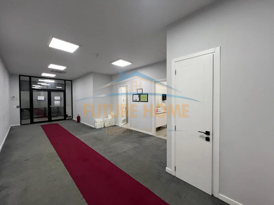 Tirane, jepet me qera zyre + 2 Poste PArkimi Kati 2, 452 m² 5.000 € (Rruga Hoxha Tahsim)