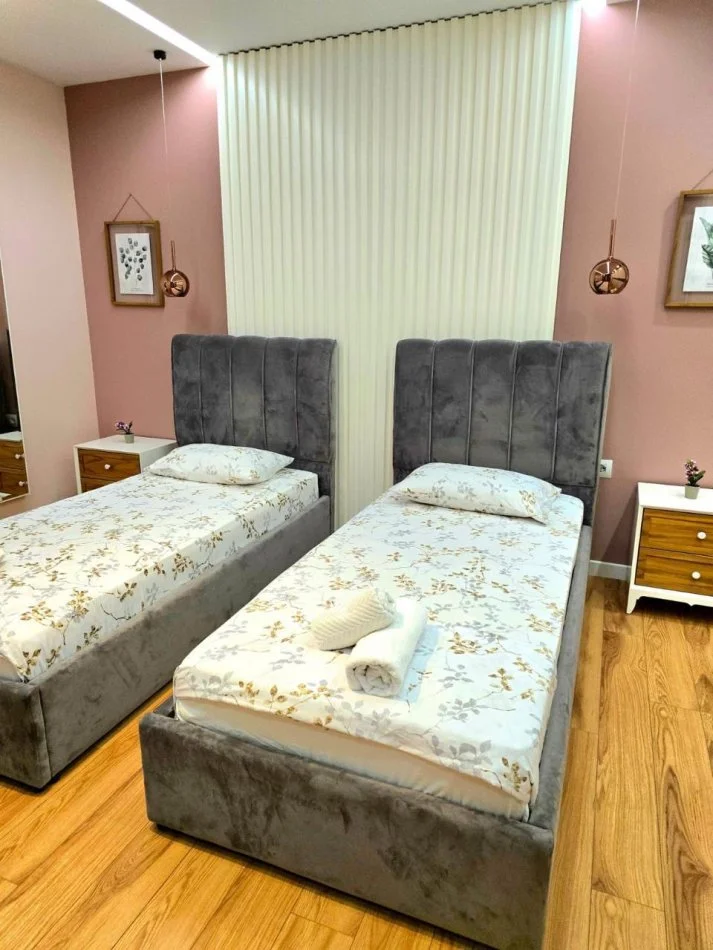 Tirane, jepet me qera apartament 2+1+Ballkon Kati 3, 96 m² 700€ (Rruga e Dibraneve Liqeni i Thate)