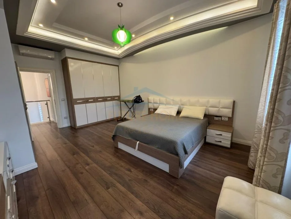 Tirane, shitet Vile 3+1 , 320 m² 400.000 € 