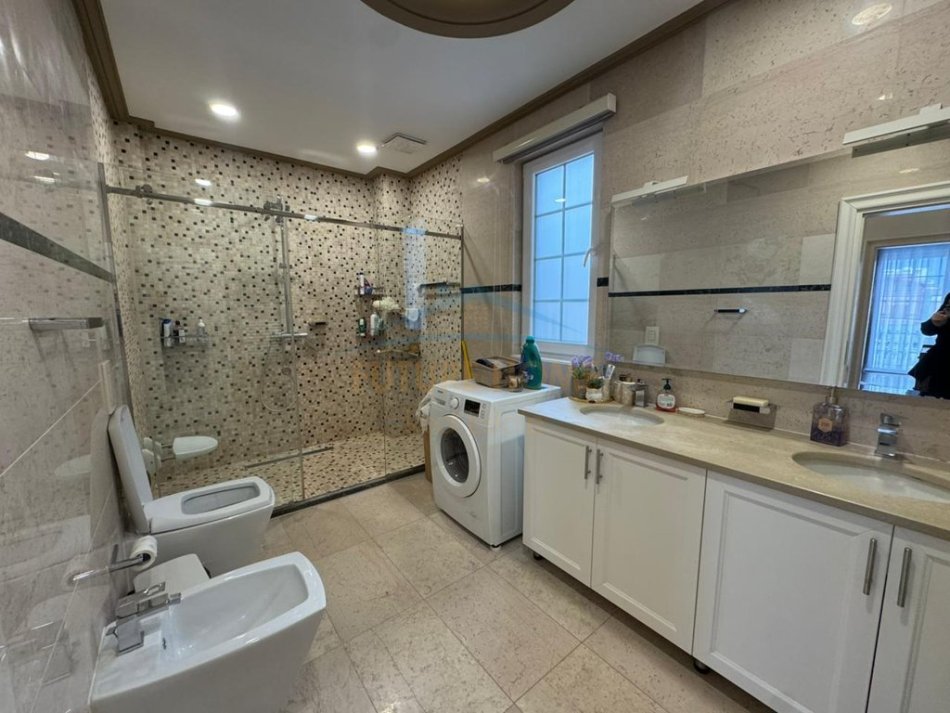 Tirane, shitet Vile 2 Katshe Kati 1, 320 m² 400.000 € (Kamez)