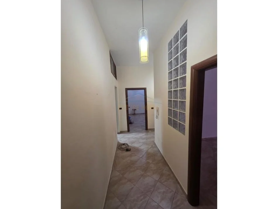 Tirane, jepet me qera ambjent biznesi Kati 1, 100 m² 950 € 