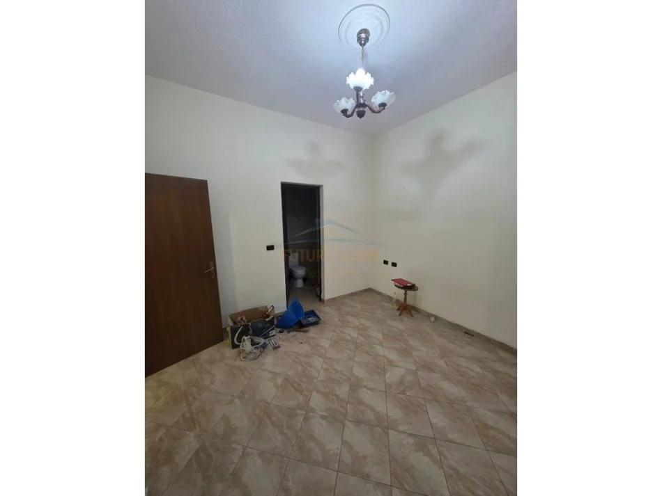Tirane, jepet me qera ambjent biznesi Kati 1, 100 m² 950 € 