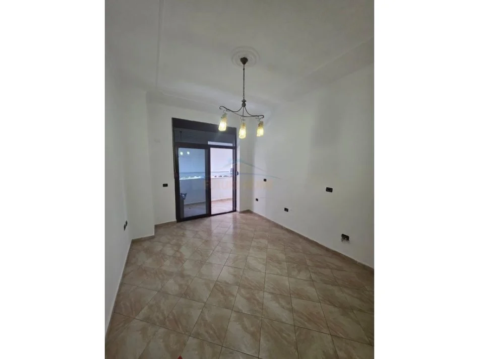 Tirane, jepet me qera ambjent biznesi Kati 1, 100 m² 950 € 