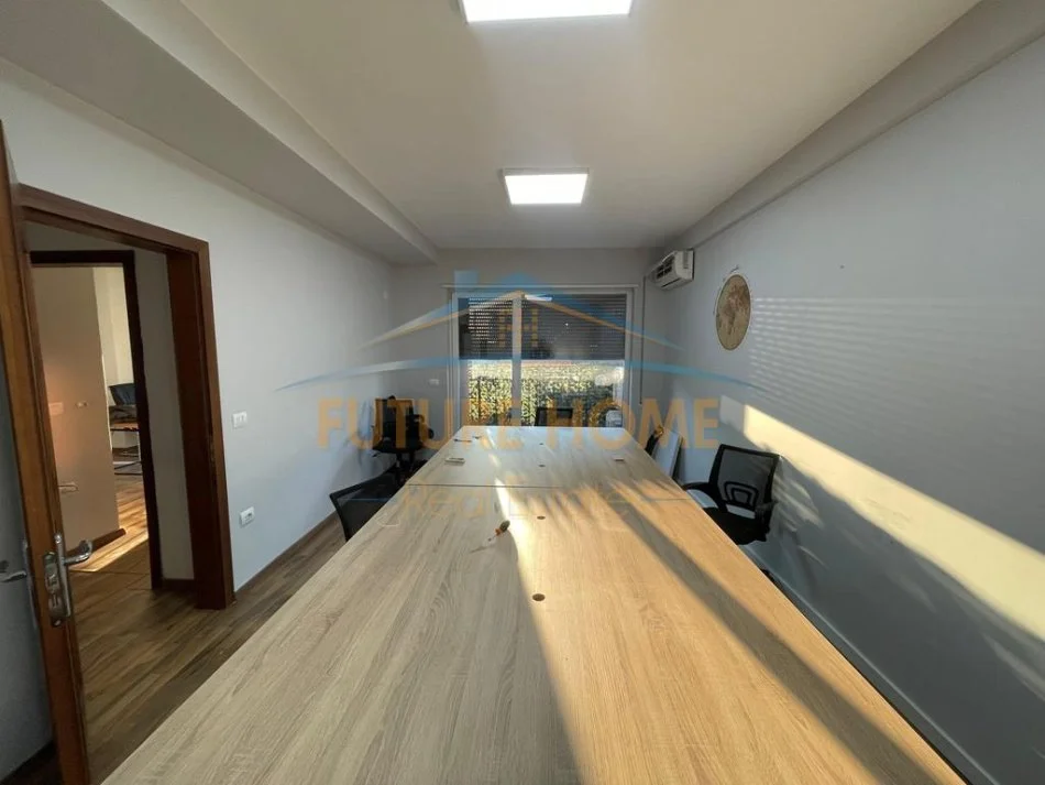 Tirane, jepet me qera ambjent biznesi Kati 2, 150 m² 1.660 € (21 DHJETORI)