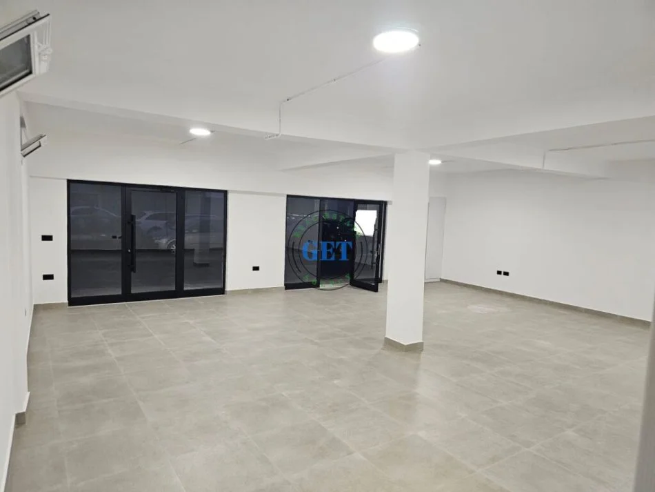 Durres, jepet me qera dyqan Kati 0, 86 m² 1.500 € (Rruga e Portit, Durres)