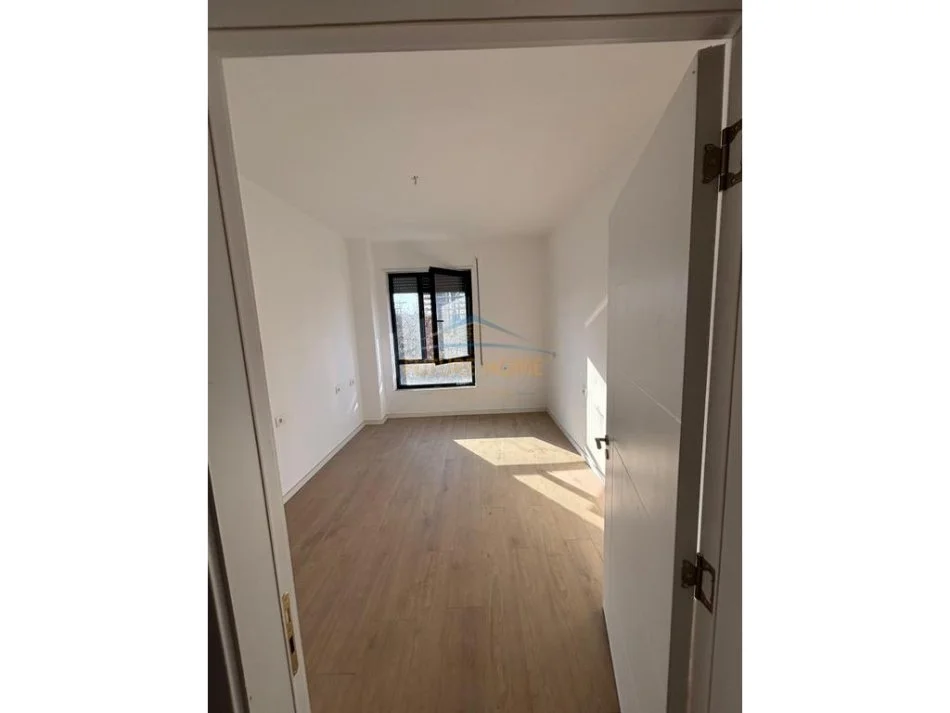 Tirane, jepet me qera zyre Kati 2, 99 m² 900 € (5 MAJI)
