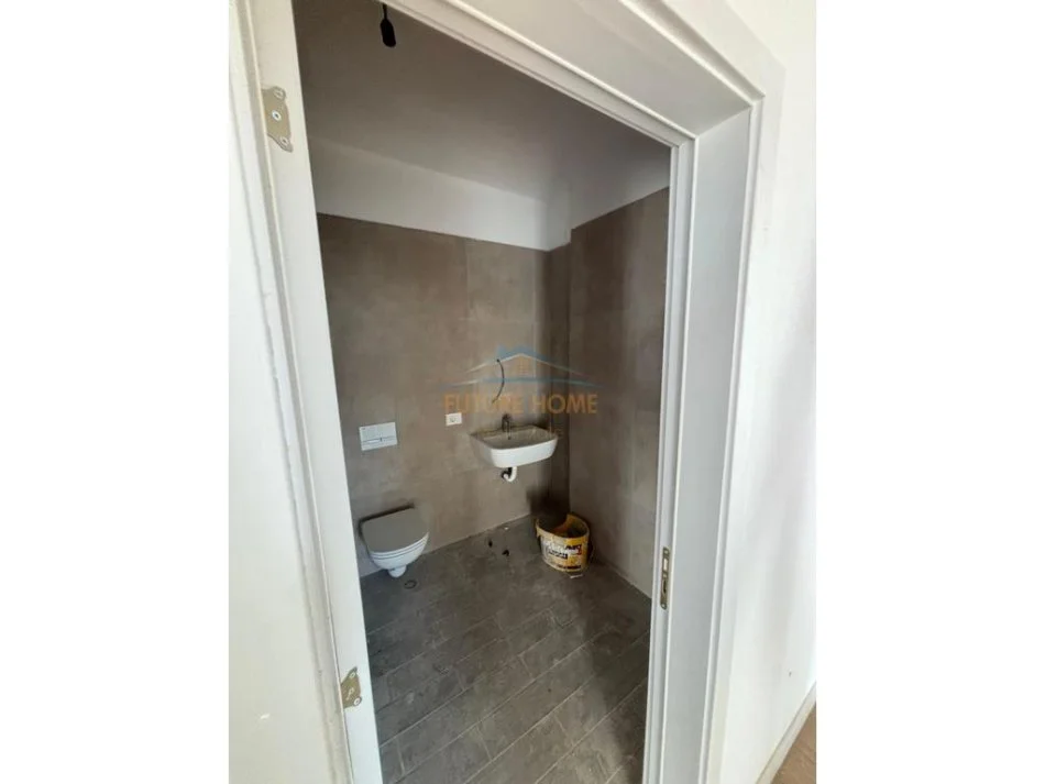 Tirane, jap me qera ambjent biznesi Kati 2, 99 m² 900 € (5 MAJI)