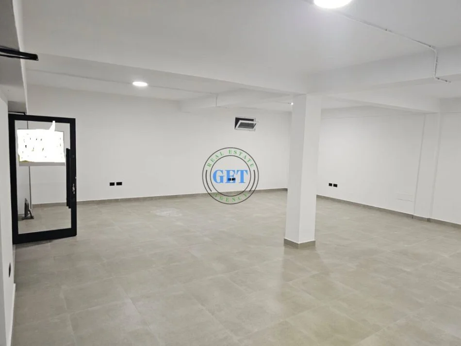 Durres, jepet me qera dyqan Kati 0, 86 m² 1.500 € (Rruga e Portit, Durres)