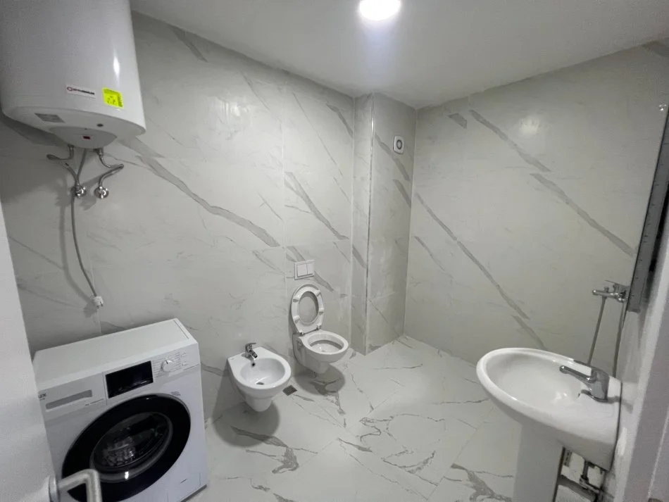 Tirane, jepet me qera apartament 2+1 Kati 1, 95 m² 600 € (Rruga 5 Maj)
