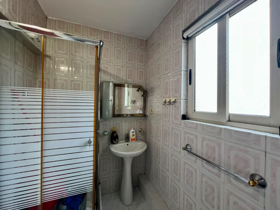 Tirane, jepet me qera apartament 2+1 Kati 4, 85 m² 700 € (Pazari i ri)