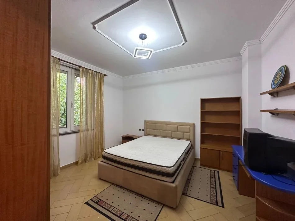 Tirane, jepet me qera apartament 3+1+Ballkon Kati 3, 140 m² 500 € (Rruga myslym keta)