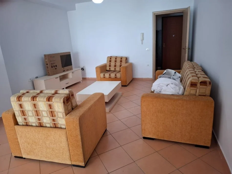 Tirane, jepet me qera apartament 1+1+Ballkon Kati 4, 65 m² 500 € (Prane Kopshtit Zoologjik)
