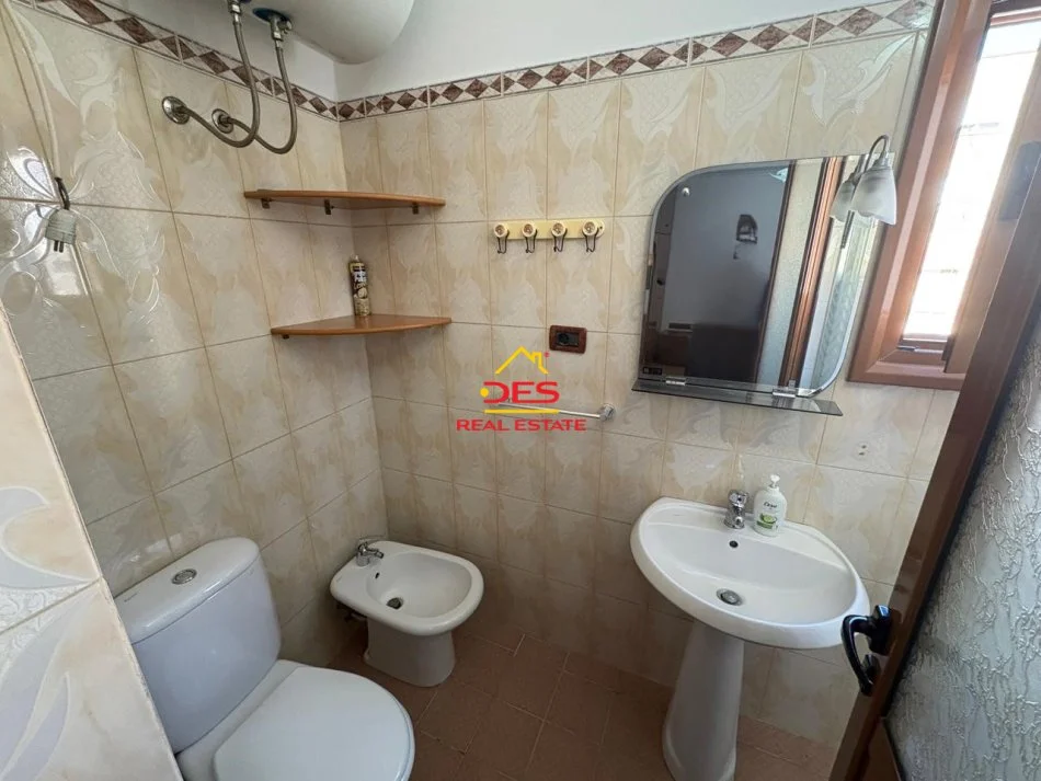 Vlore, jepet me qera apartament 3+1+Ballkon Kati 3, 120 m² 400 € (Rruga Misto Mele)