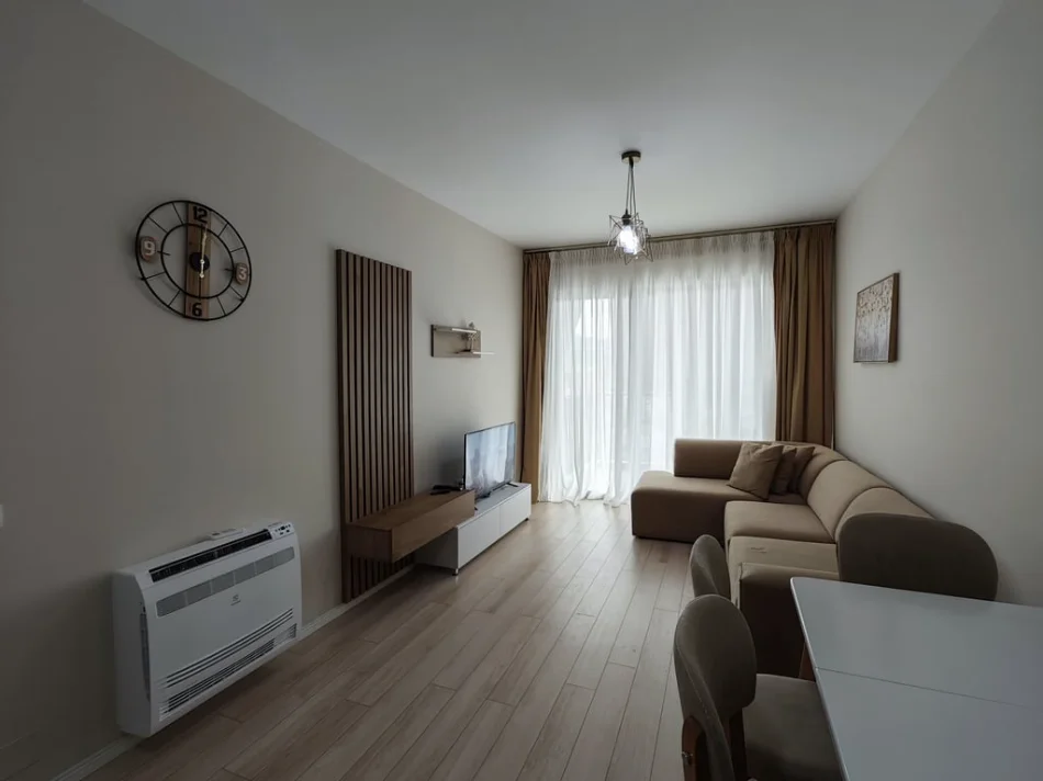Tirane, jepet me qera apartament 1+1 Kati 8, 550 € (xhamlliku , oxhaku)